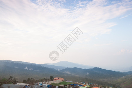 清除晨山岳和荒凉的之间有清晴的天空云谷图片