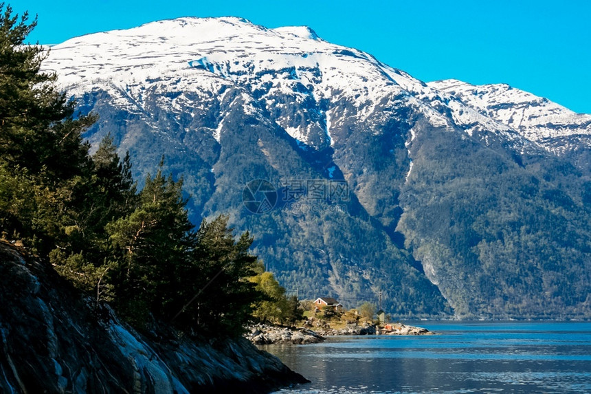 安详雄伟风景湖边的一栋房子环绕着挪威山丘图片