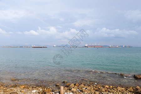 运输港口海岸附近域停泊在边的Barges商业力量图片