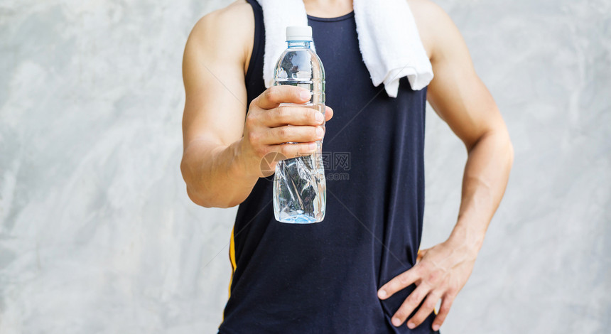 男人拿着一瓶水种干燥运动员图片