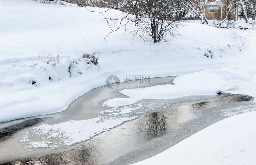 下雪的荒野寒冷冬天公园里冰冻的河水图片