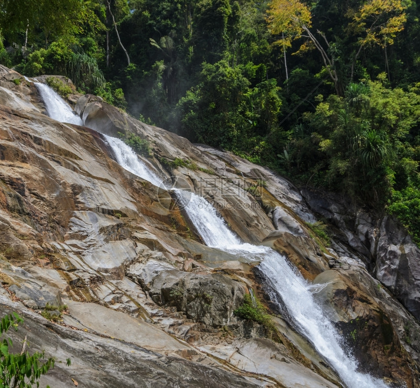 Karoome瀑布泰国NakhonSiThammarat的长青森林瀑布溪流风景卡罗姆图片