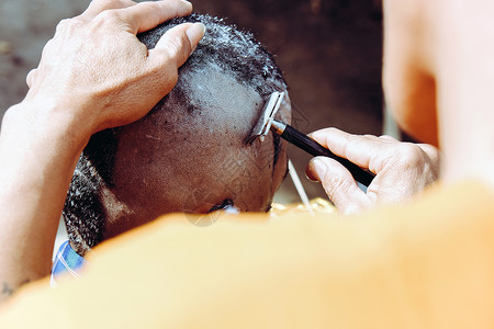 传统剃头发的仪式佛教徒节日文化男人高清图片