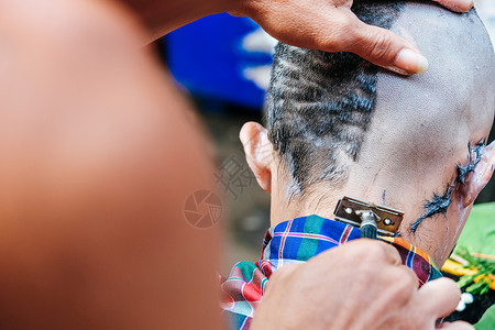 剃头发的仪式佛教徒节日泰国职业手背景图片