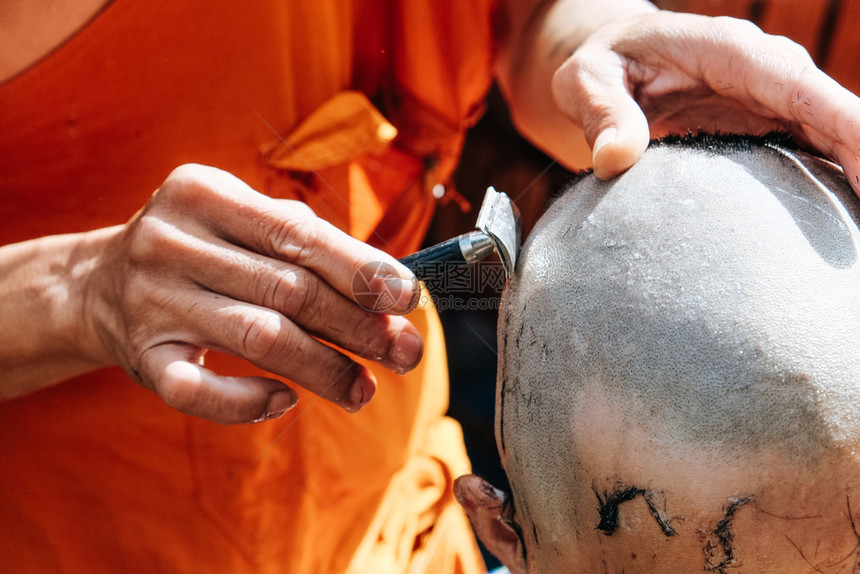 受戒灵建造剃头发的仪式佛教徒节日图片