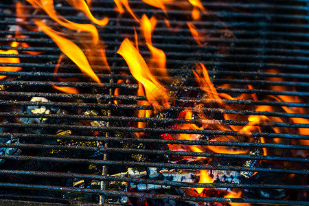 烧伤清空热炭烤炉配有明火烧烤炉户外烹饪食物发光的空背景图片