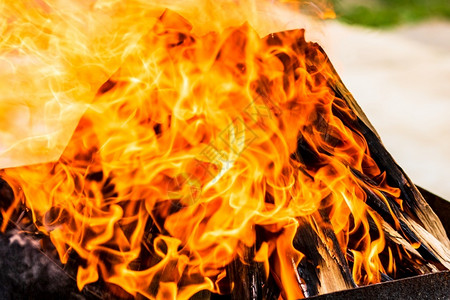 燃烧明亮的清空热炭烧烤炉配有明火烧烤炉户外烹饪食物空的图片