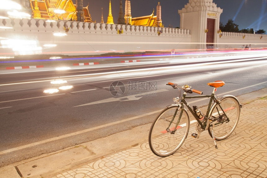 晚上车停在PhraKaewWat路宫行驶的一辆汽车路边灯光上的自行车欧洲图片