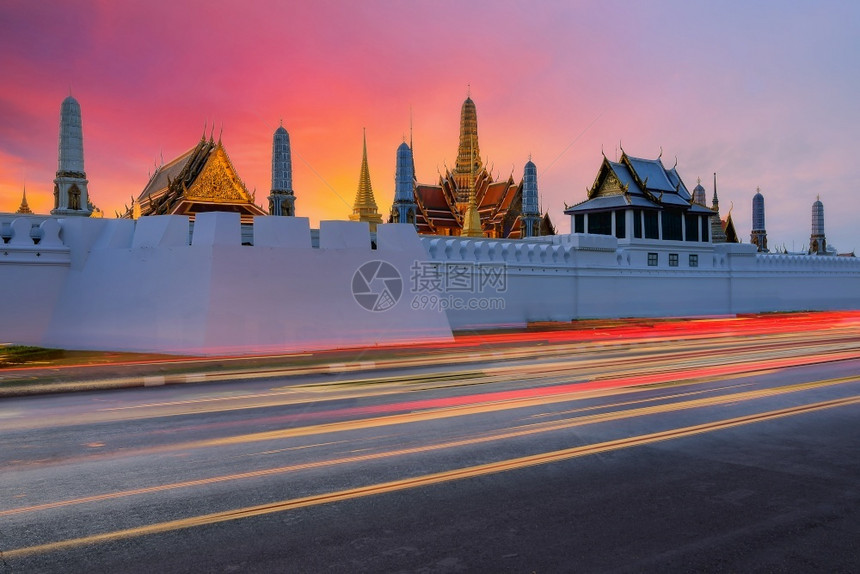 在泰国曼谷大宫的翡翠佛寺庙和日落的夕阳之光泰国曼谷大宫宗教天际线普拉考图片