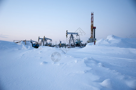 户外巴斯塔平台严重冬季钻井和抽泵插孔的横向视图石油采掘概念背景图片