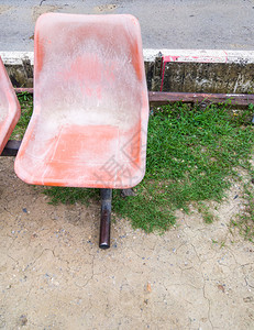 座位地面坐为泰国城市火车站等候的乘客提供橙色塑料椅泰河州塔里市火车站图片