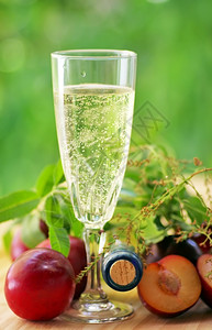 农场酒瓶桃子和葡萄酒杯秋天软木图片