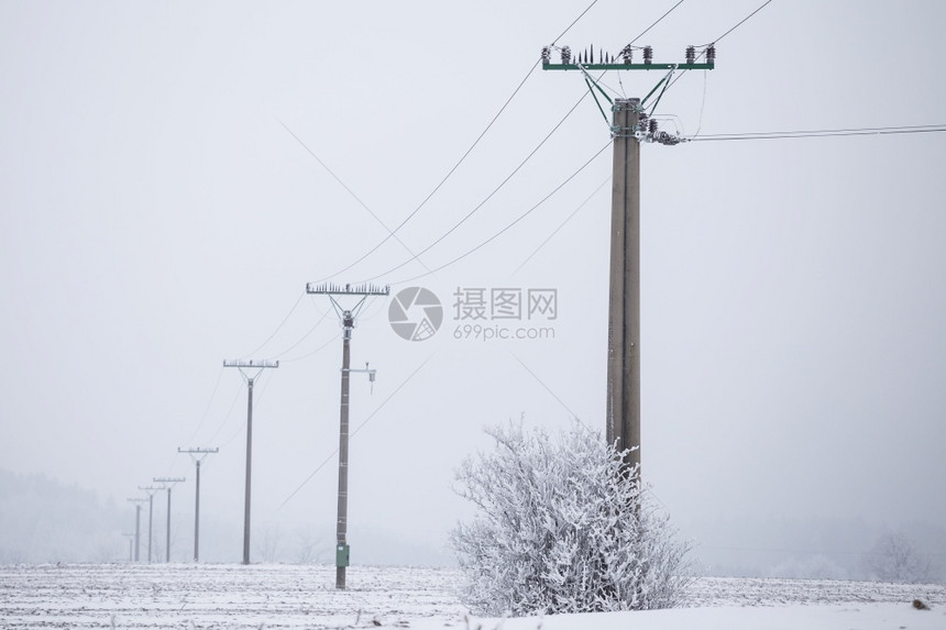 冷若冰霜冬季高压电线覆盖冰雪和包括效用寒冷的图片