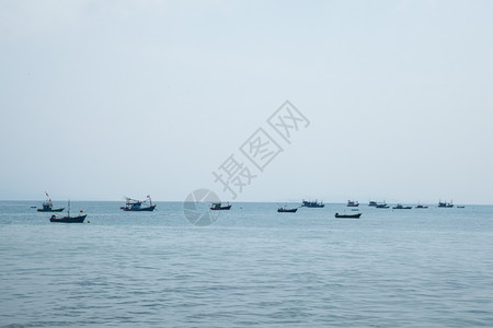 在海上停泊的小型渔船海上停泊的小型渔船场景海浪喷图片