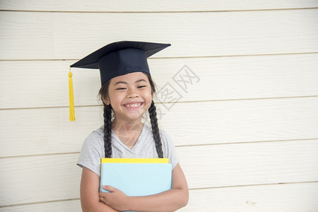小女孩参加毕业典礼微笑高清图片素材