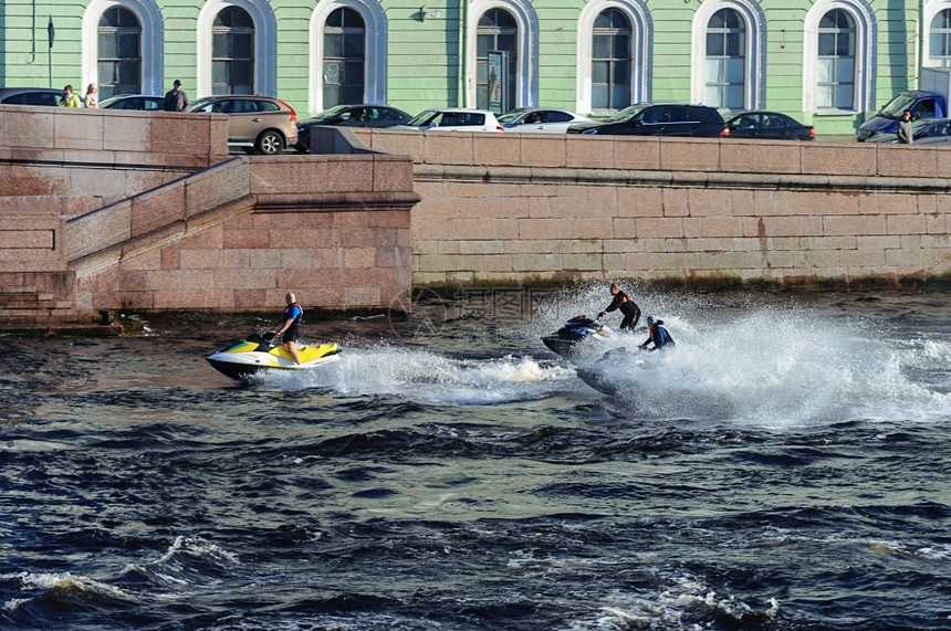 小型摩托车运动喷射在俄罗斯圣彼得堡Neva河上滑雪的男子团体图片