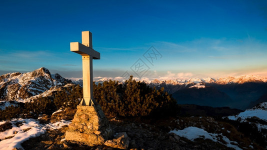 景观太阳叉架设十字的高峰会议山区全图图片