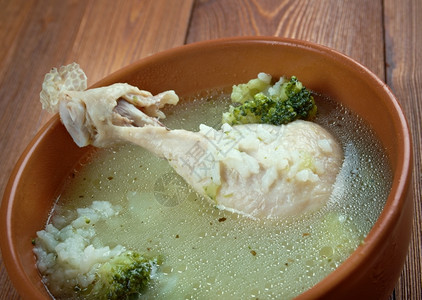 新鲜的阿拉伯肉汤配鸡和大米的东方汤图片
