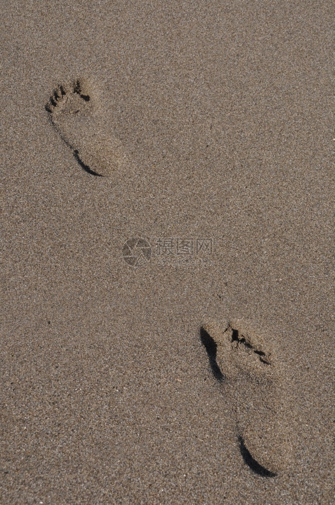 抽象的沙滩上两条赤脚足迹夏天脚丫子图片