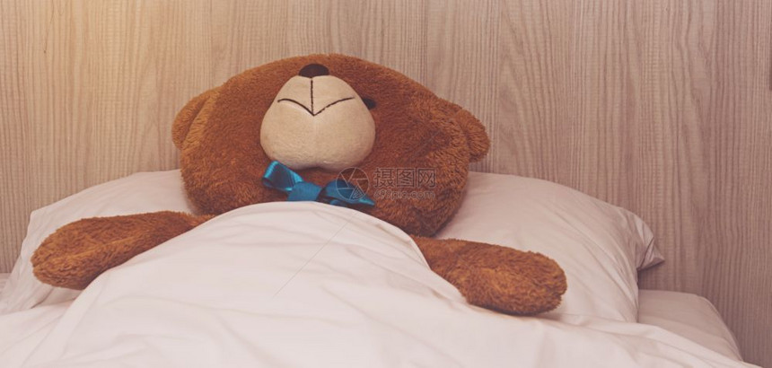 泰迪熊躺在床上棕色的医生孩子图片