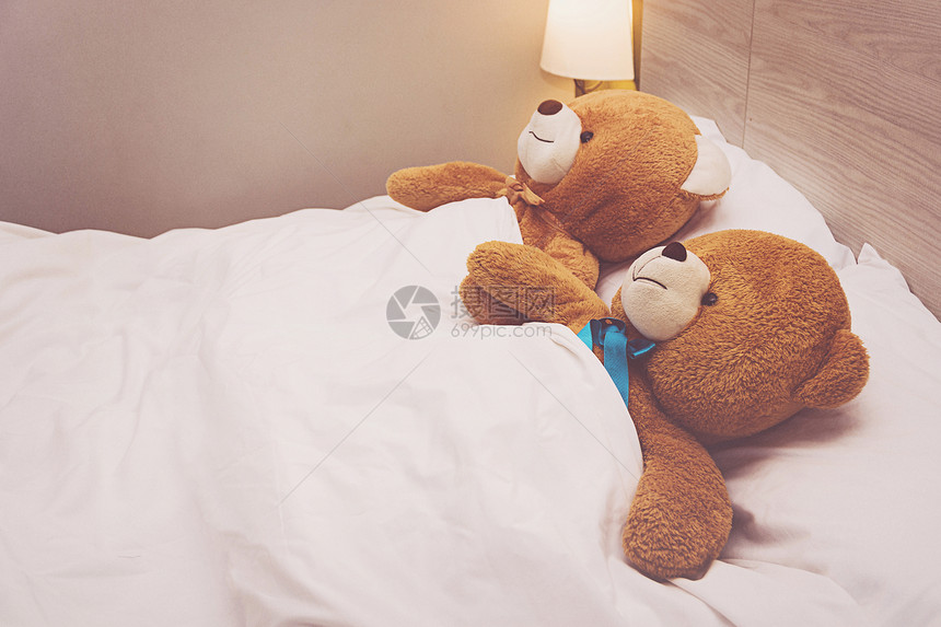 医生病人泰迪熊躺在床上白色的图片