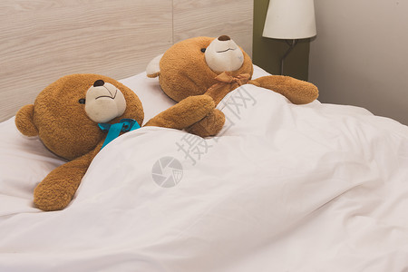 泰迪熊躺在床上病人睡觉棕色的图片