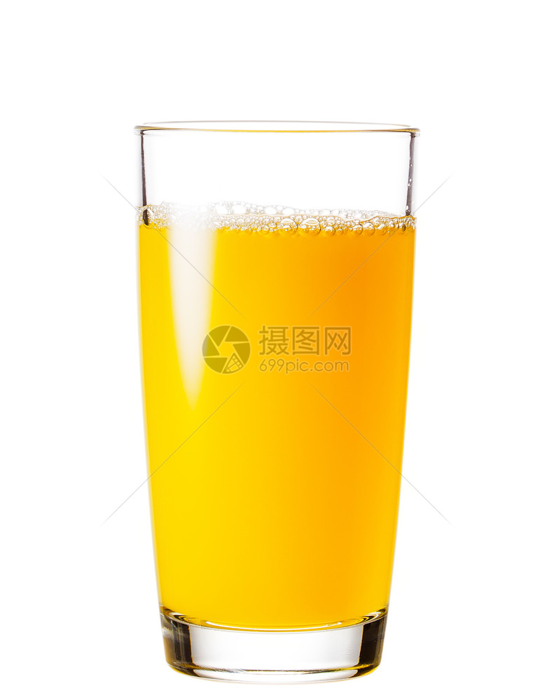 满的黄色将橙汁倒入杯子的过程向倾注橙汁的工艺在白色背景上隔绝一整杯橙汁新鲜图片