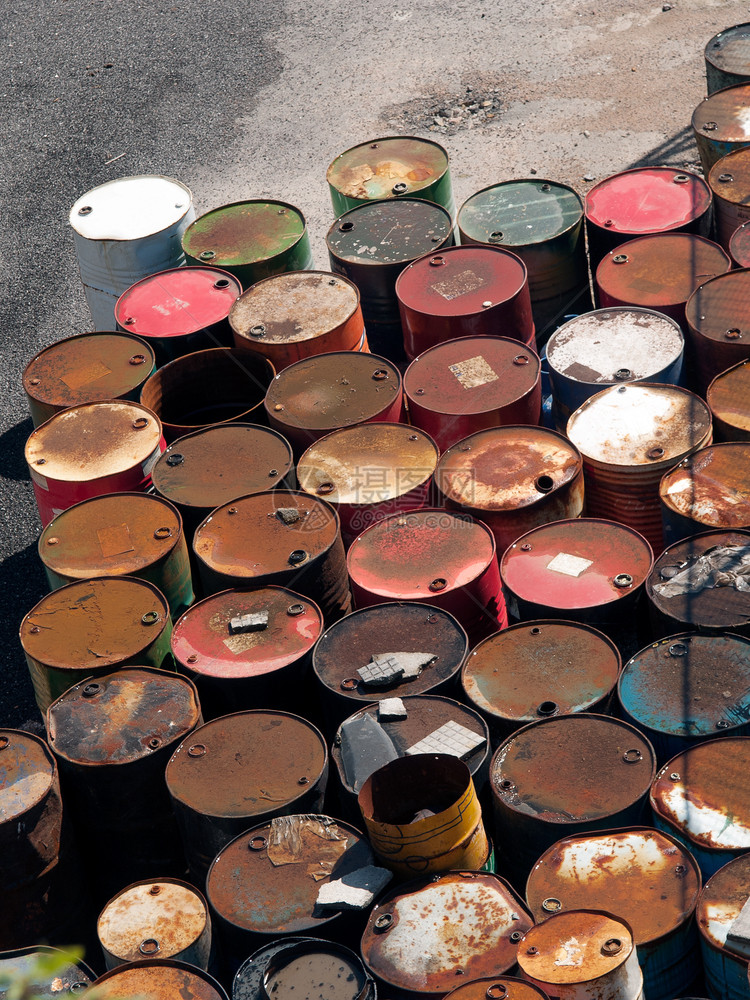 Rusty空石油桶储存化学棕色的金属环境图片