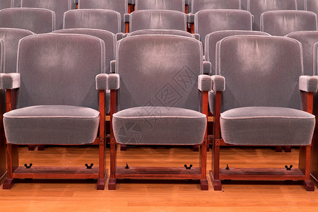 扶手椅在音乐厅的灰色剧院座位排成一文化空虚图片