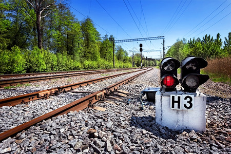云向远处倾斜一条红光的老铁路向远处倾斜旧铁路旅行交通背景图片