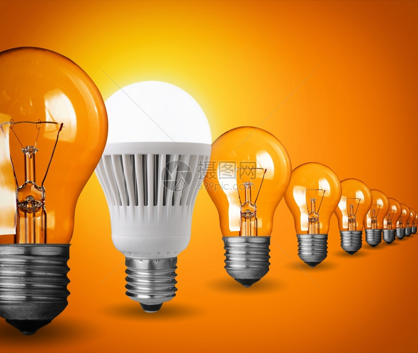 电的领导用橙色背景的灯泡构思概念目的图片