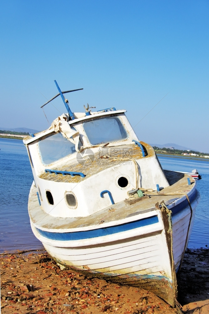 葡萄牙阿尔加夫海岸的旧渔船葡萄牙阿尔加沃水沉船木头图片