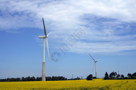 发电机自然和天空背景的风力生成器在大自然和天空的背景上涡轮磨图片