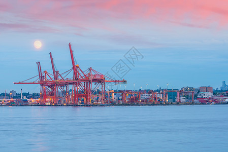 温哥华港夜间装有数百个海运集装箱贸易航行业高清图片