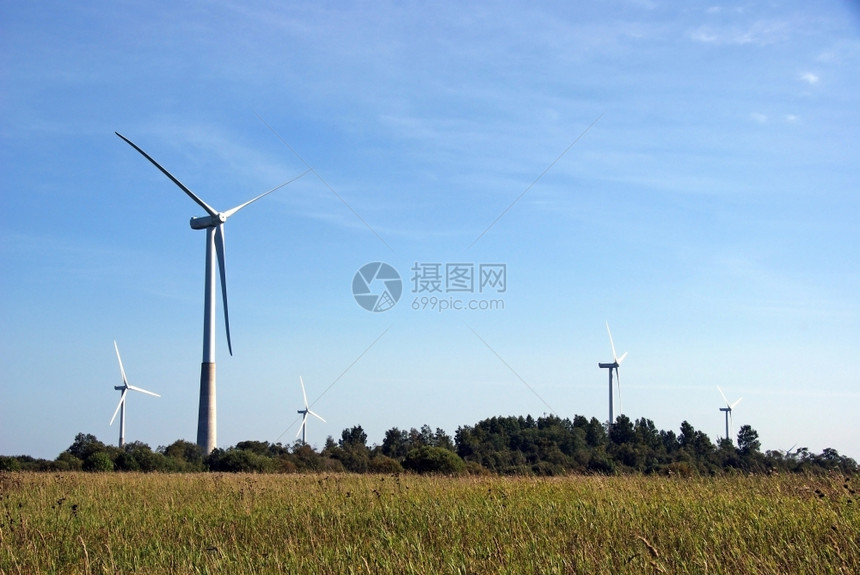 自然和天空背景的风力生成器在大自然和天空的背景上美丽树车站图片