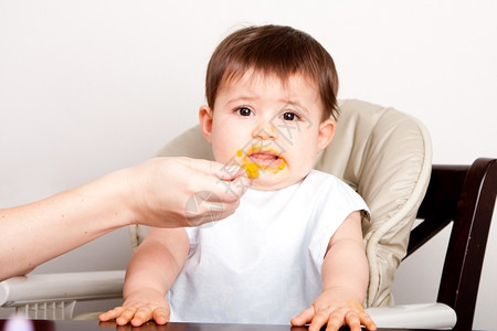 孩子吃菜恶心男女通用的高清图片