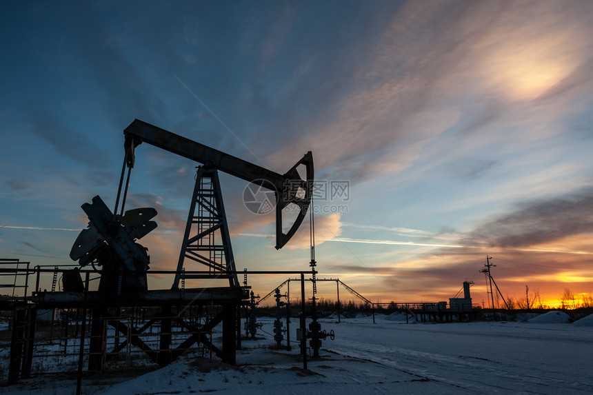 气体工具危机日落时空背景的油泵喷口出石油开采概念图片