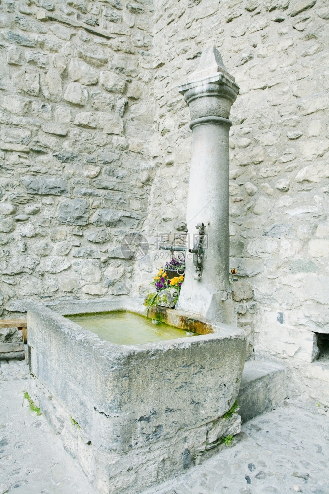 景观在瑞士蒙特勒ChateauChilon用水的旧石喷泉溅文化图片