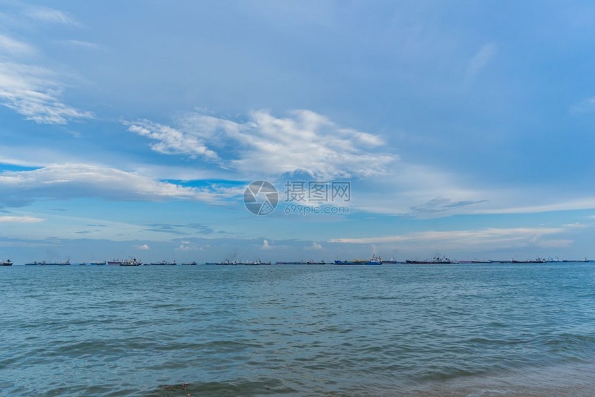 放松休息新加坡东海岸公园的景在美丽蓝色天空下有云彩笼罩海滩图片
