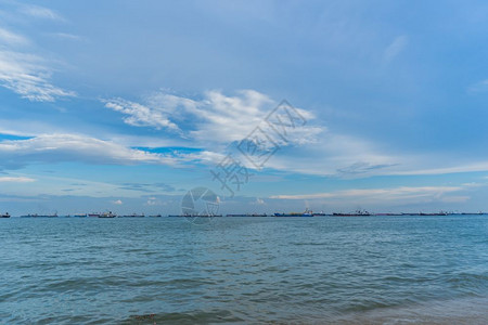 放松休息新加坡东海岸公园的景在美丽蓝色天空下有云彩笼罩海滩图片