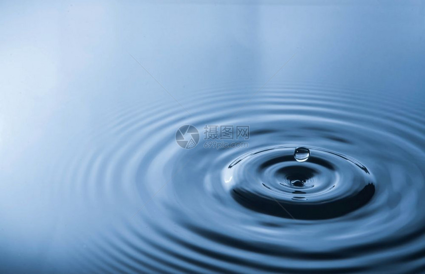 水滴反射运动蓝色的图片