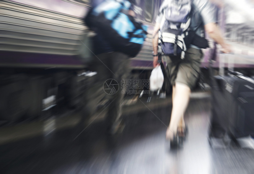 爱在火车站行走的速率放大旅行者包复古的图片