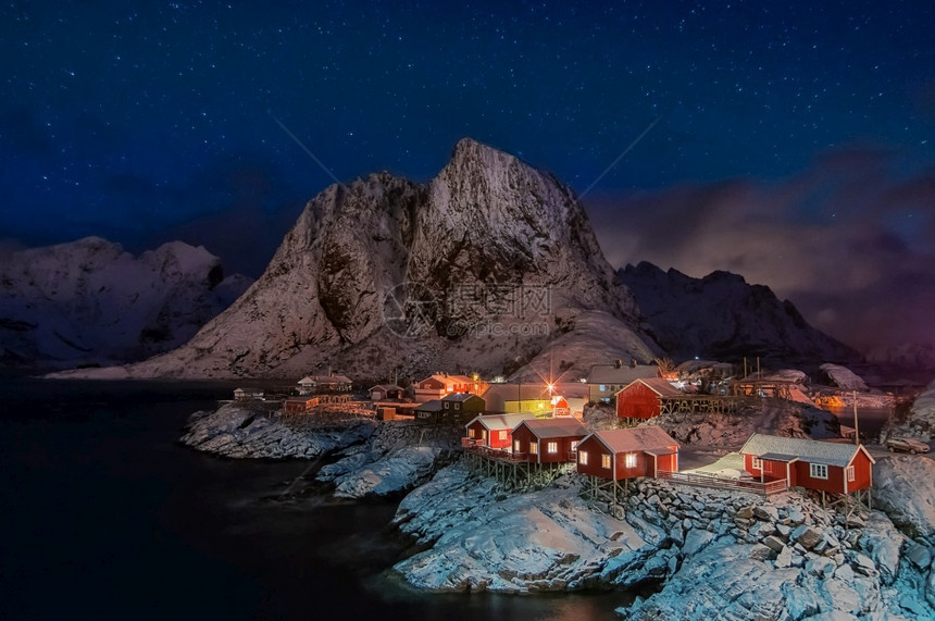 莫斯克内索亚北极挪威洛福滕岛的雷因村冬季夜间Reine村冬季夜间Reine村天空图片