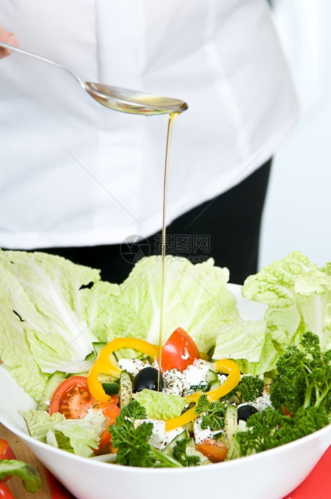 桌子香菜女准备新鲜蔬菜的素食沙拉用新鲜蔬菜制成素食沙拉图片