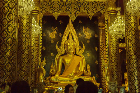 神圣古老的泰国寺庙中美丽的金佛建筑学图片