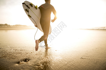 假期运动冲浪的年轻人图片