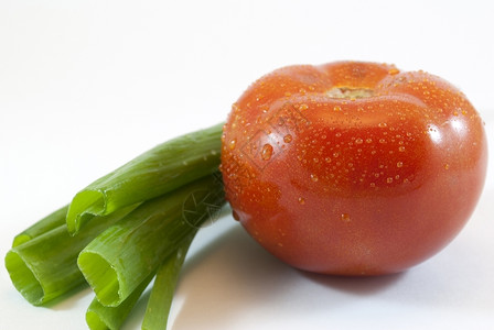 草药绿洋葱和番茄红色的成熟图片