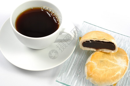 热咖啡与白色背景上的甜小吃塞满浓咖啡白色的图片