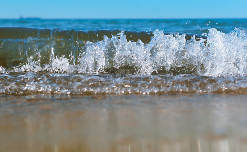 加里宁格勒溅海滩水泡沫浪岸边的兴奋水沸腾海浪水泡沫沸腾图片