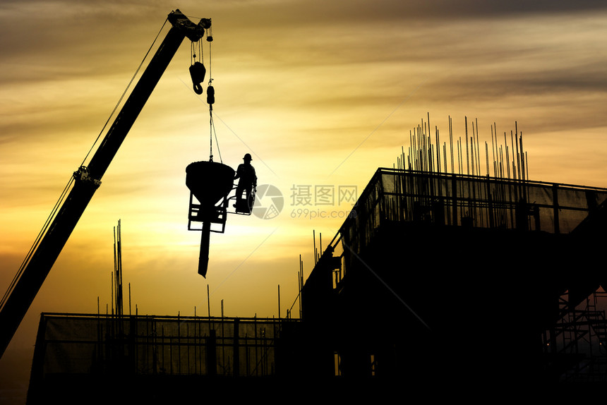 绞盘日落时的Silhouette起重机建筑大楼工业造重的塔图片